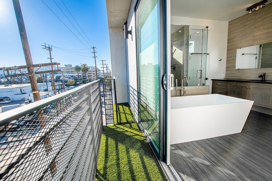 More Photos Of 1002 N Hudson Ave, Los Angeles Apartments For Sale