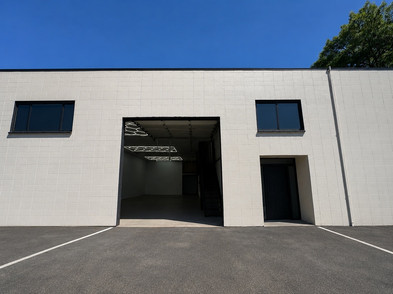 Primary Photo Of 6767 SW Macadam Ave, Portland Service For Lease