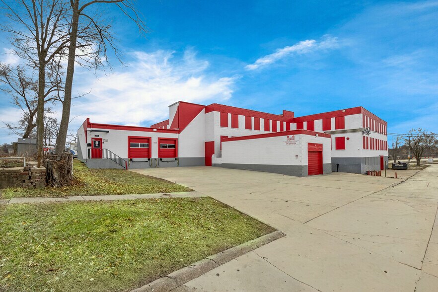 More Photos Of 1034 Short Elm St, Rockford Self Storage For Sale