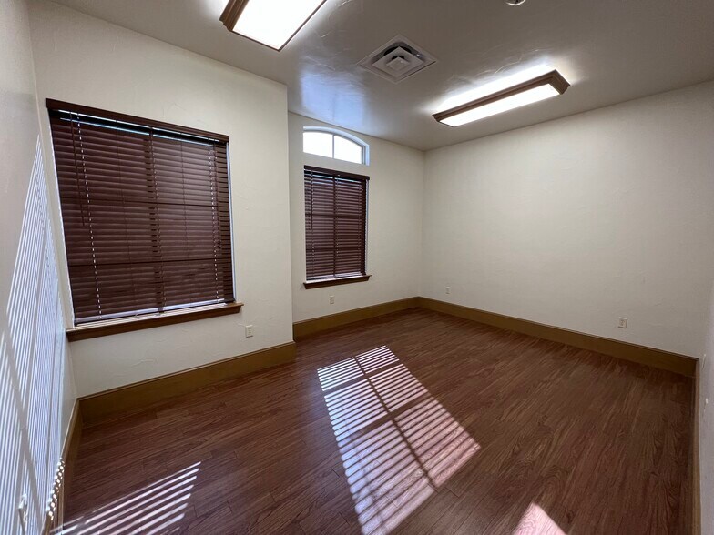 More Photos Of 1801-1813 Hinkle Dr, Denton Office For Sale