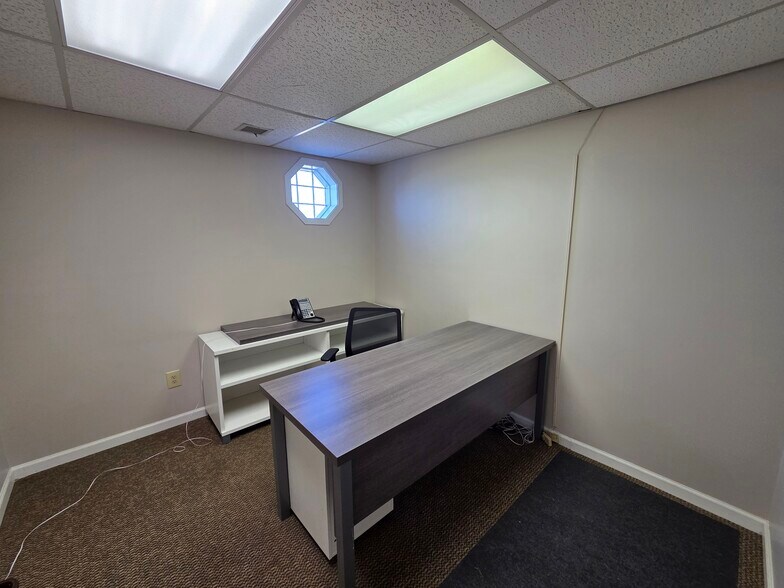 More Photos Of 352 Three Springs Rd, Bowling Green Office For Sale