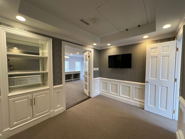 More Photos Of 21 South Ave, New Canaan Storefront Retail Office For Lease