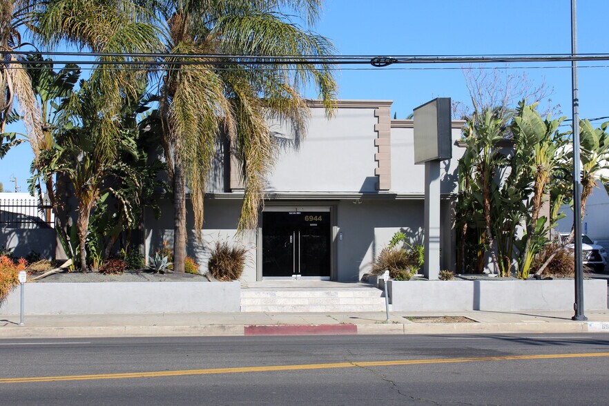 More Photos Of 6944 Reseda Blvd, Reseda Freestanding For Lease