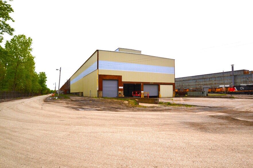 More Photos Of 1001 College St, Madison Manufacturing For Lease