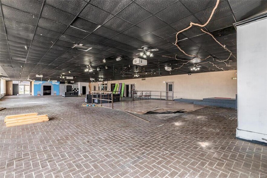 More Photos Of 512 Old Route 66, Saint Robert Showroom For Sale