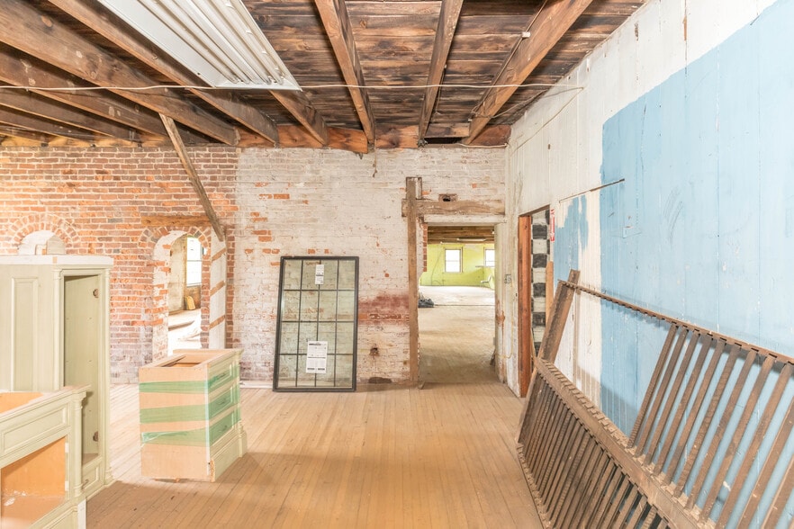 More Photos Of 1340 W Main St, Wytheville Loft Creative Space For Sale