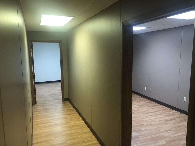 More Photos Of 12250-12264 Universal Dr, Taylor Warehouse For Lease