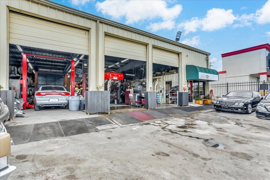 More Photos Of 8504 Hillcroft St, Houston Warehouse For Sale