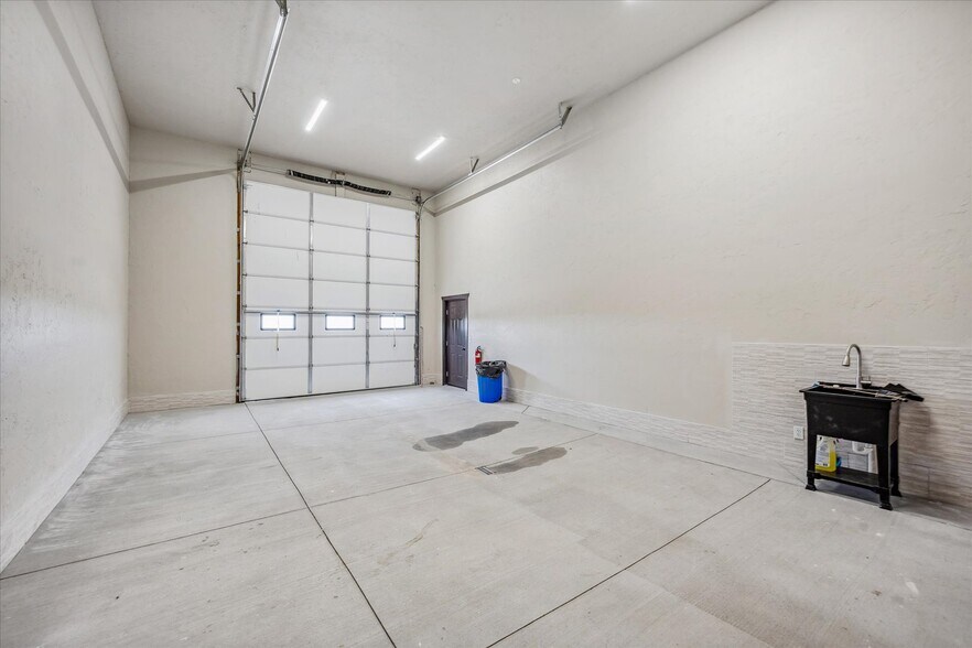 More Photos Of 15181 Shadow Wood St, Brighton Parking Garage For Lease