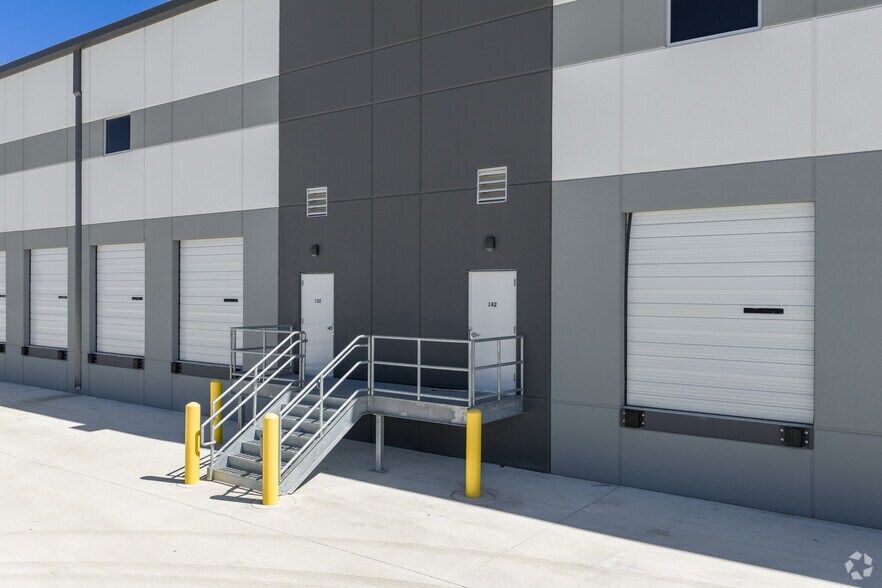 More Photos Of 500 Wonder World Dr, San Marcos Distribution For Lease