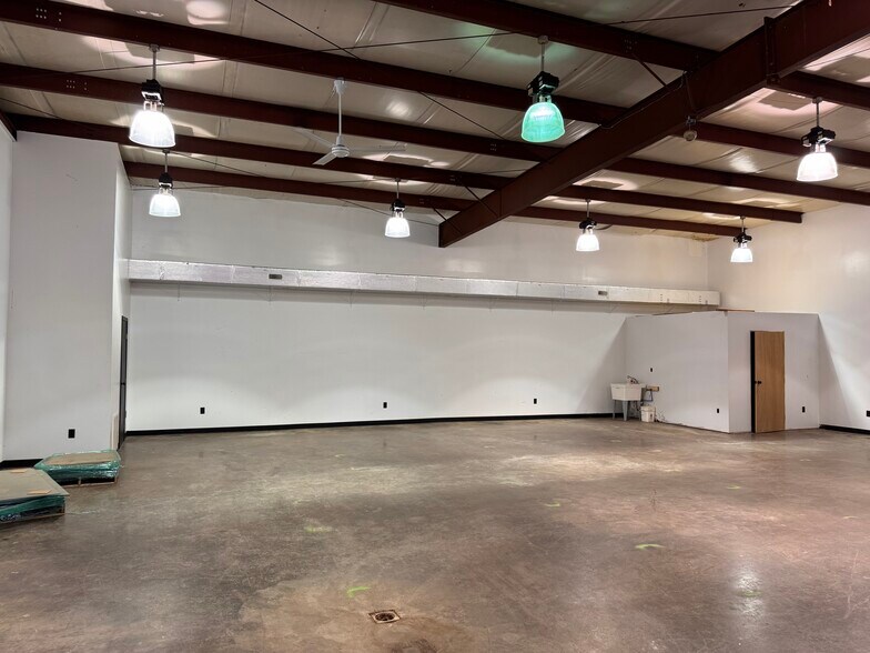 More Photos Of 2013 General Potter Hwy, Centre Hall Showroom For Sale