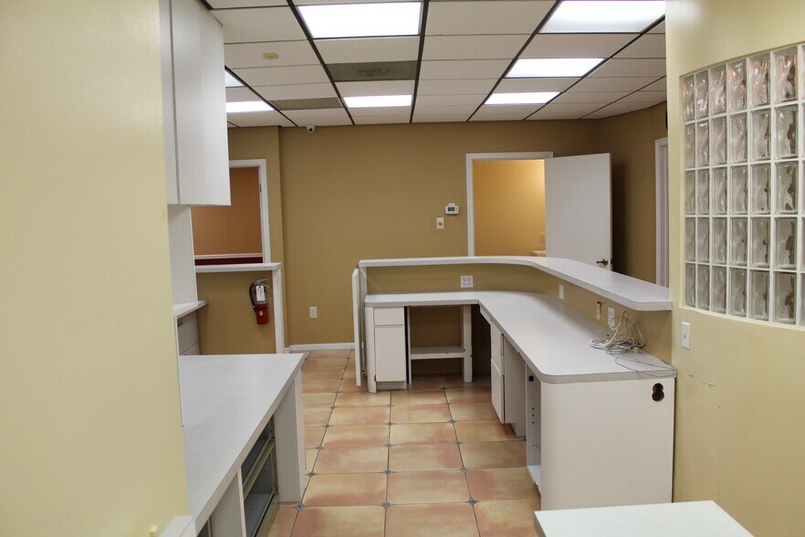 More Photos Of 7800 W Oakland Park Blvd, Sunrise Medical For Lease