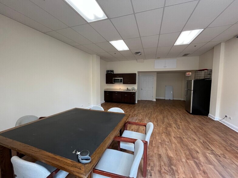 More Photos Of 1447-1455 W Irving Park Rd, Chicago Apartments For Lease