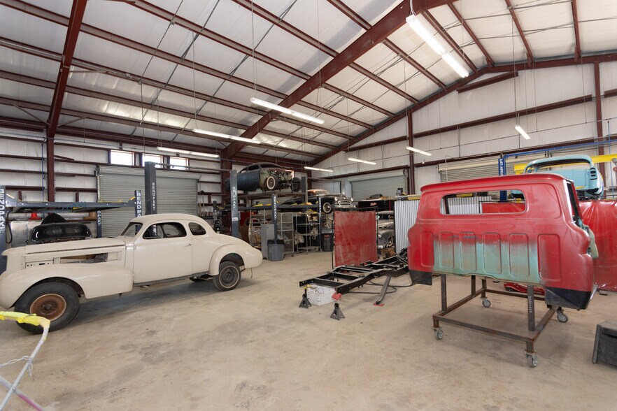 More Photos Of 1131 S Loop 4, Buda Warehouse For Lease