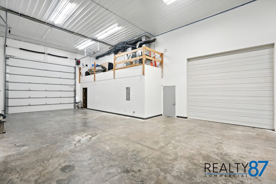 More Photos Of 2700 Stonegate Ct, Hiawatha Showroom For Sale