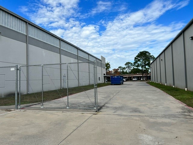 More Photos Of 14621 Blue Ash Dr, Houston Warehouse For Lease