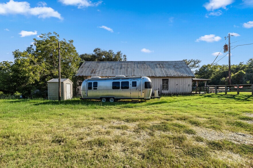 More Photos Of 12528 FM 109, Industry Bar For Sale