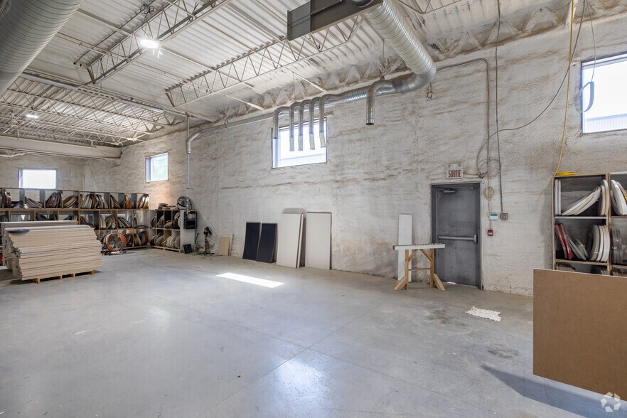 More Photos Of 235 Montee De Liesse, Saint-Laurent Manufacturing For Sale