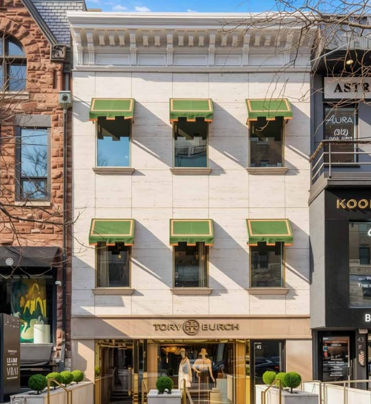 Primary Photo Of 45 E Oak St, Chicago Storefront For Lease