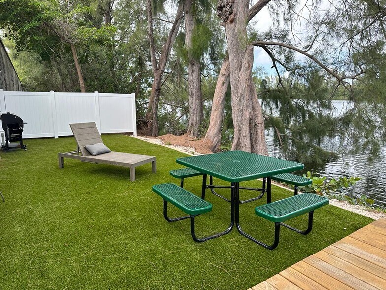 More Photos Of 423-425 NW 10th Ter, Hallandale Beach Light Manufacturing For Sale