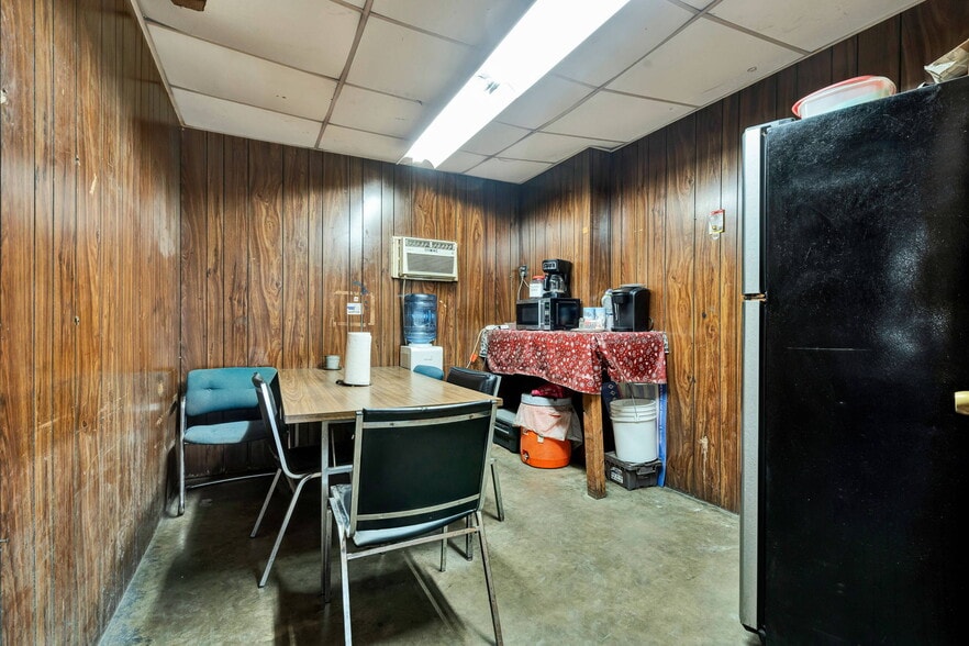 More Photos Of 2450 Riverside Drive, Chattanooga Warehouse For Sale