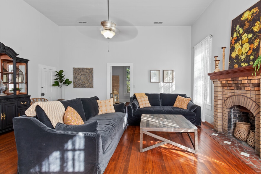 More Photos Of 668 N Main St, Jasper Storefront Retail Office For Sale