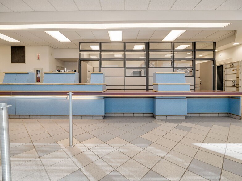 More Photos Of 4901 1 St W, Claresholm Office For Sale