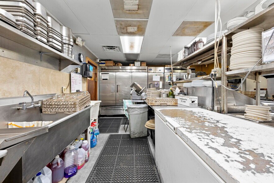 More Photos Of 7390 Shoal Line Blvd, Weeki Wachee Specialty For Sale