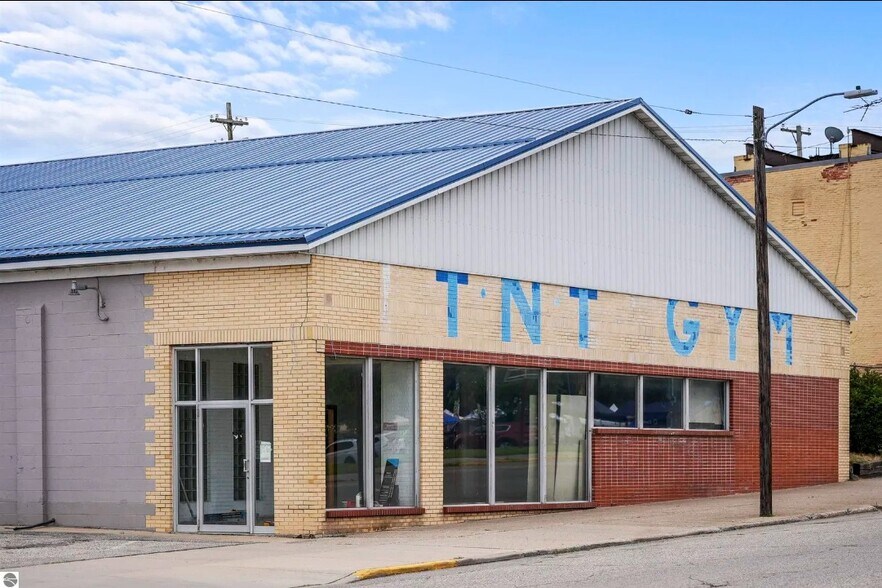 More Photos Of 310 N Michigan Ave, Big Rapids Freestanding For Sale