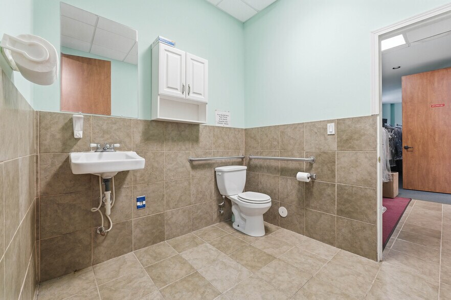 More Photos Of 15440 Ridge Park Dr, Houston Office For Sale