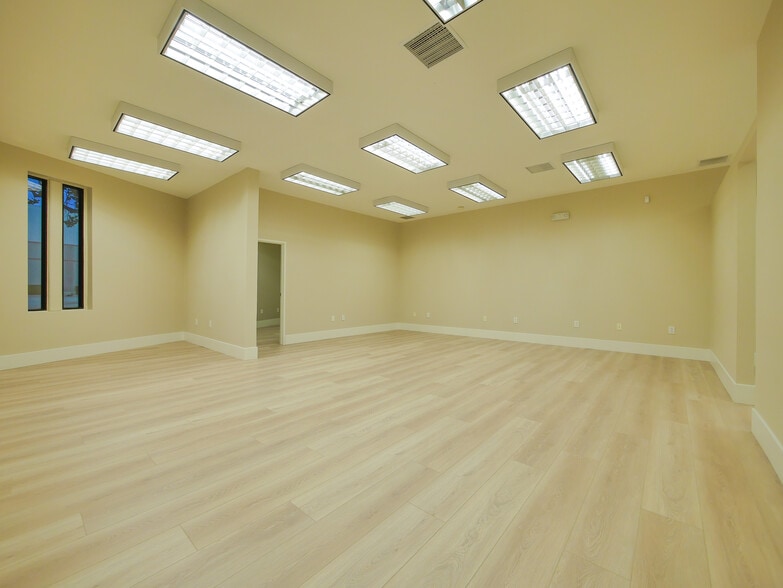 More Photos Of 450 S Lone Hill Ave, San Dimas Warehouse For Lease