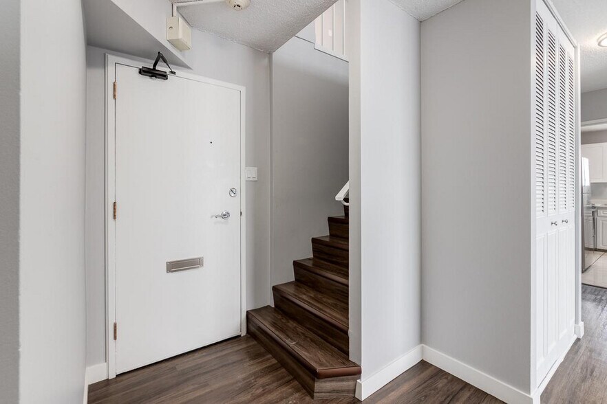 More Photos Of 2105 90 Av SW, Calgary Apartments For Lease