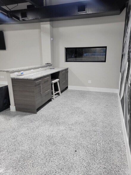 More Photos Of 136 W Nacogdoches St, New Braunfels Service For Sale