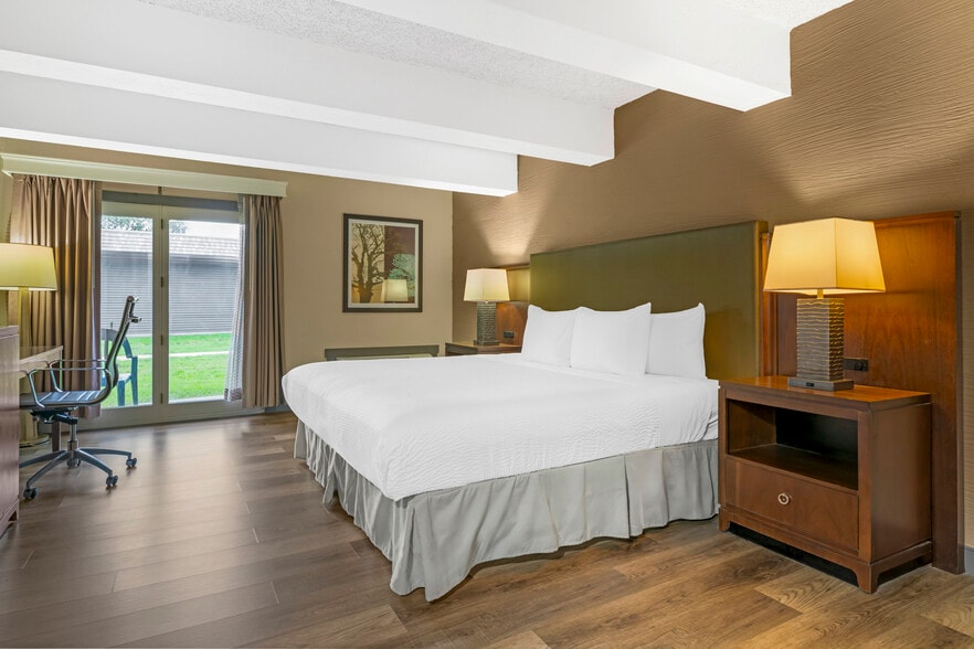 More Photos Of 250 W Church St, Mishicot Hotel For Sale