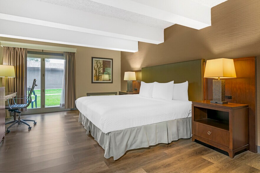 More Photos Of 250 W Church St, Mishicot Hotel For Sale