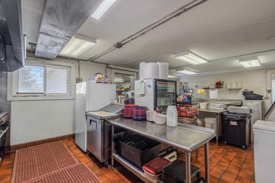 More Photos Of 407 Third St, Howe Specialty For Sale