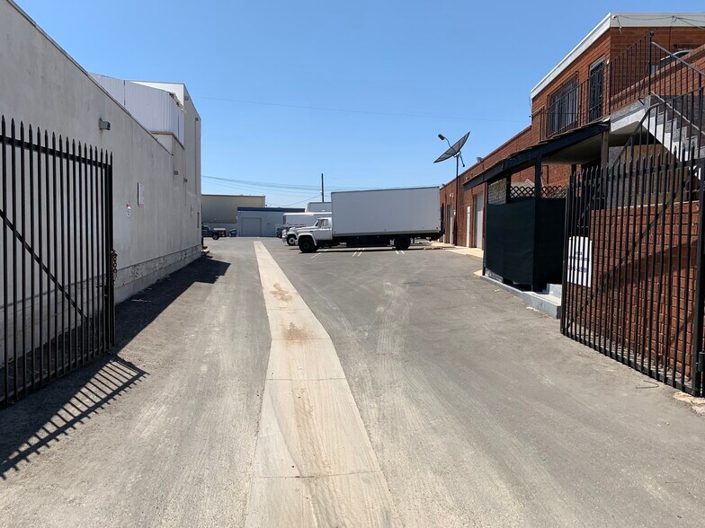 More Photos Of 15140-15180 Raymer St, Van Nuys Warehouse For Lease