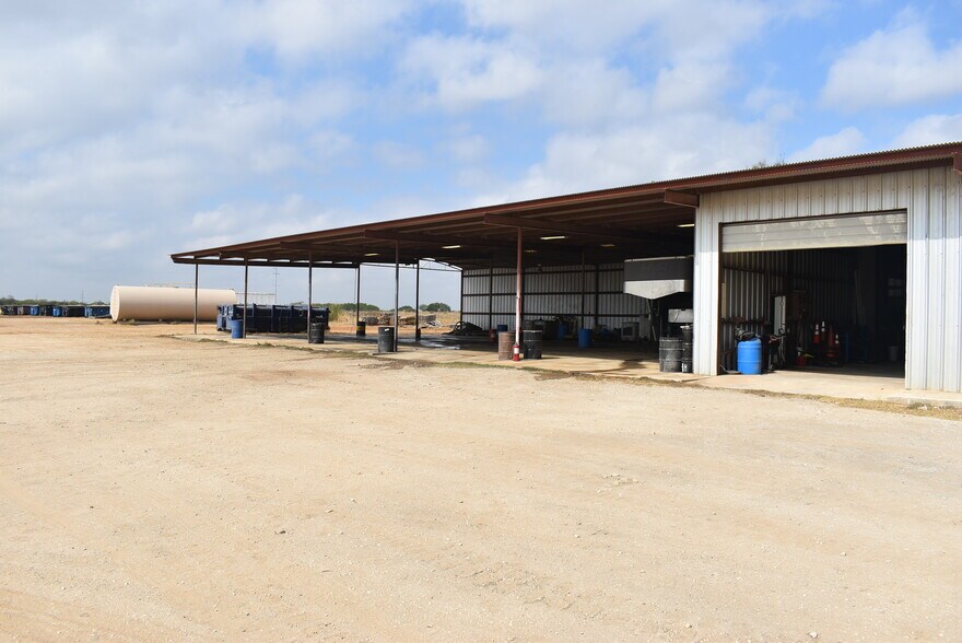 More Photos Of 204 Pr Cardinal Ln, Jourdanton Warehouse For Lease