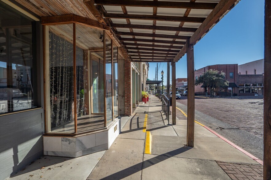 More Photos Of 107 S Main St, Farmersville Storefront For Sale