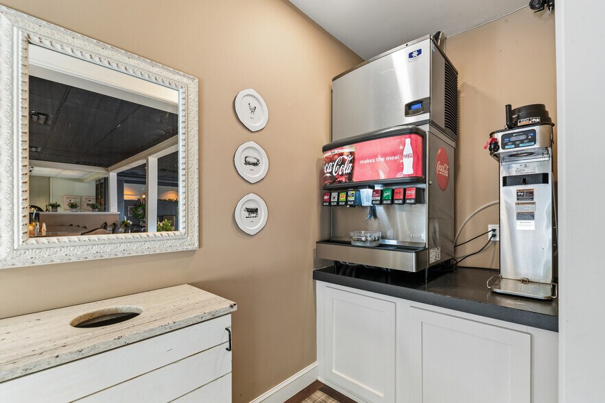 More Photos Of 320 W College St, Pulaski Fast Food For Sale