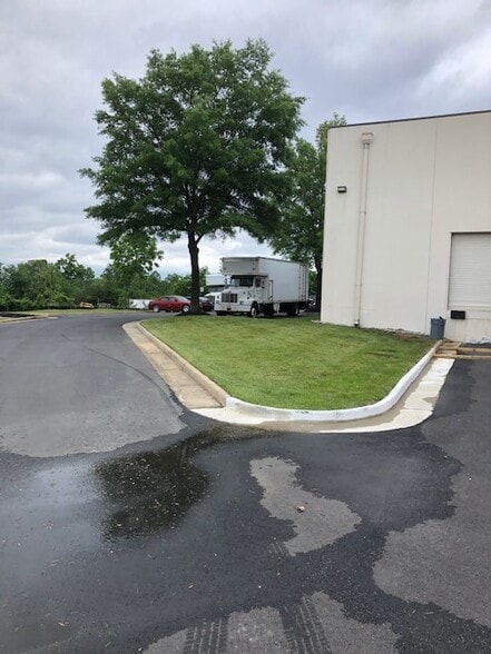 More Photos Of 22923 Quicksilver Dr, Sterling Warehouse For Lease