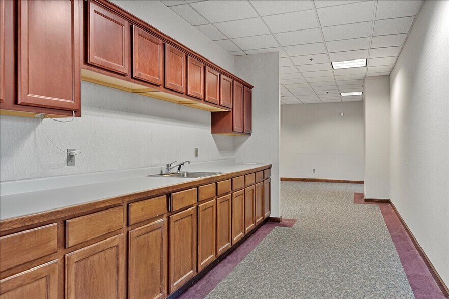 More Photos Of 740 E Ash St, Springfield Office For Lease