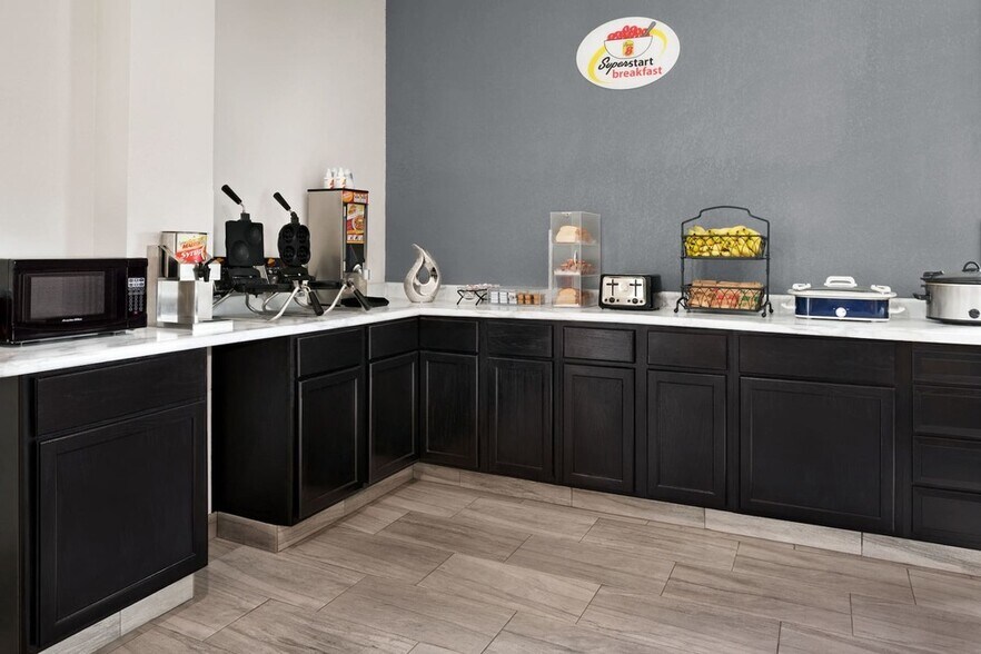 More Photos Of 4685 NE 14th St, Des Moines Hotel For Sale