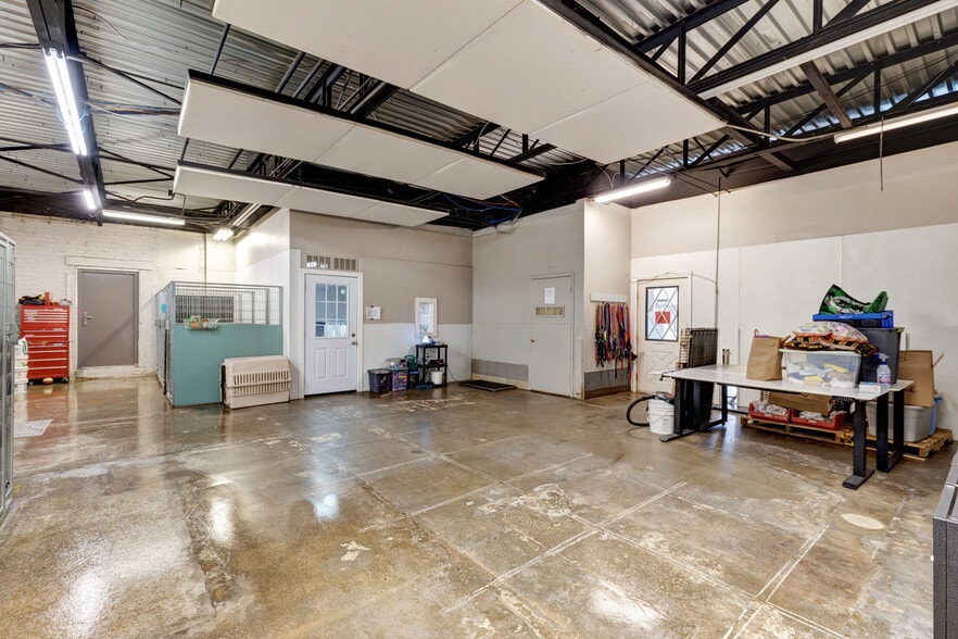 More Photos Of 5918 Broadmoor St, Mission Freestanding For Lease