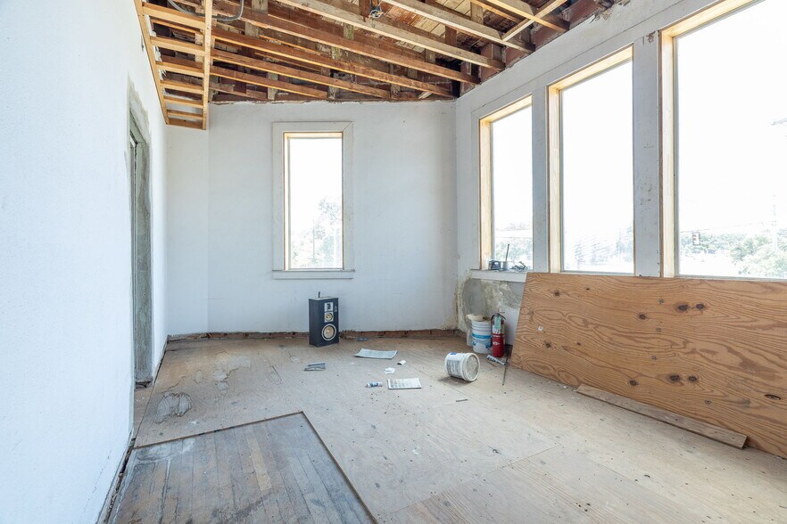 More Photos Of 5050 Broadway, Alamo Heights Restaurant For Sale