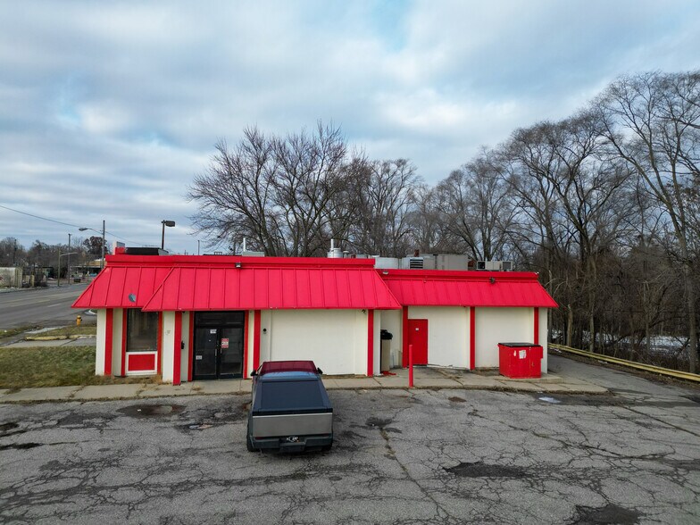 More Photos Of 3010 N Saginaw St, Flint Freestanding For Lease