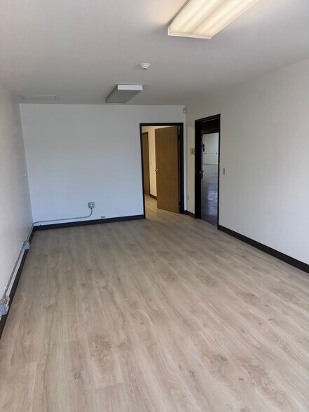 More Photos Of 11070 Fleetwood St, Sun Valley Warehouse For Lease