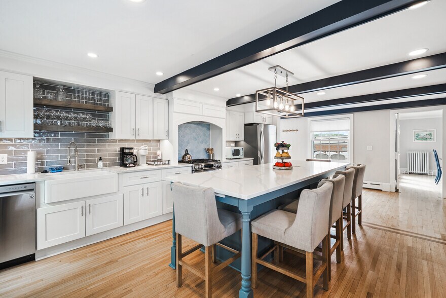 More Photos Of 371 Water St, Excelsior Hospitality For Sale