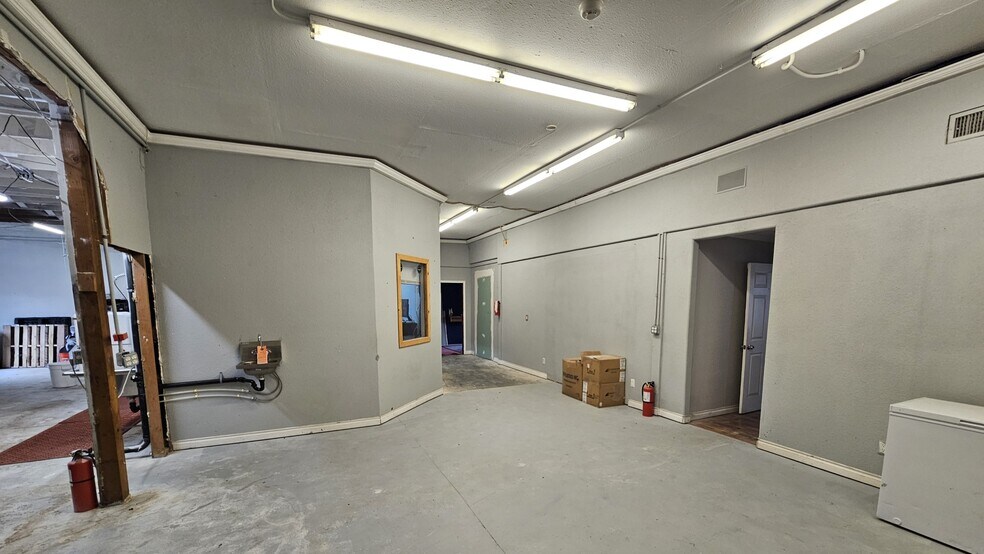 More Photos Of 551 14th Ave, Longview Freestanding For Sale