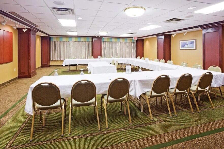 More Photos Of 5423 N Port Washington Rd, Glendale Hotel For Sale